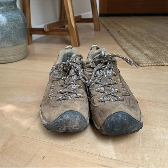 Women’s Keen hiking boots. Size 9.5 - Picture 2 of 2